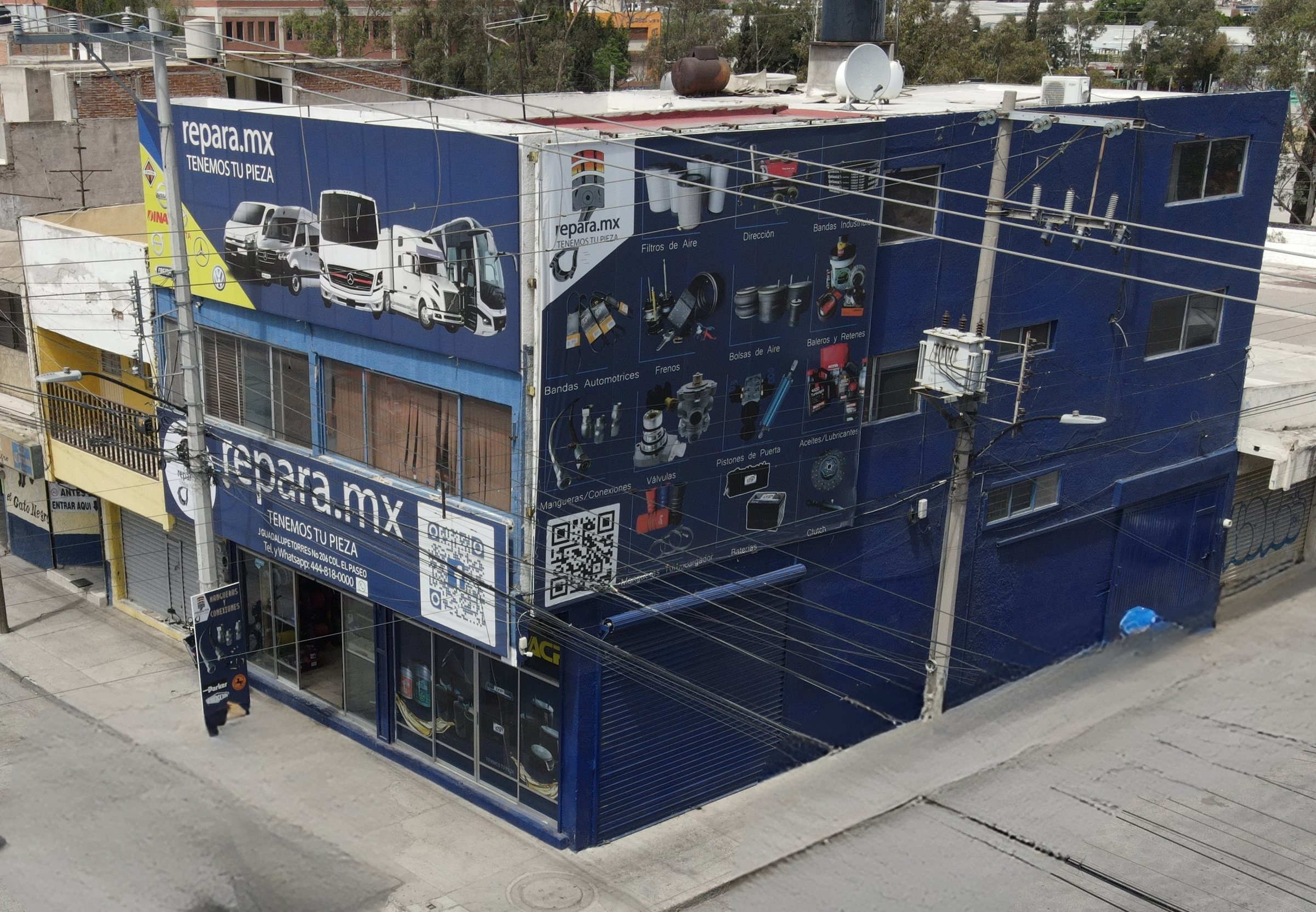 Edificio de repara.mx en la esquina de J. Guadalupe Torres, Col. El Paseo, con sus murales de refacciones y el letrero Tenemos tu pieza