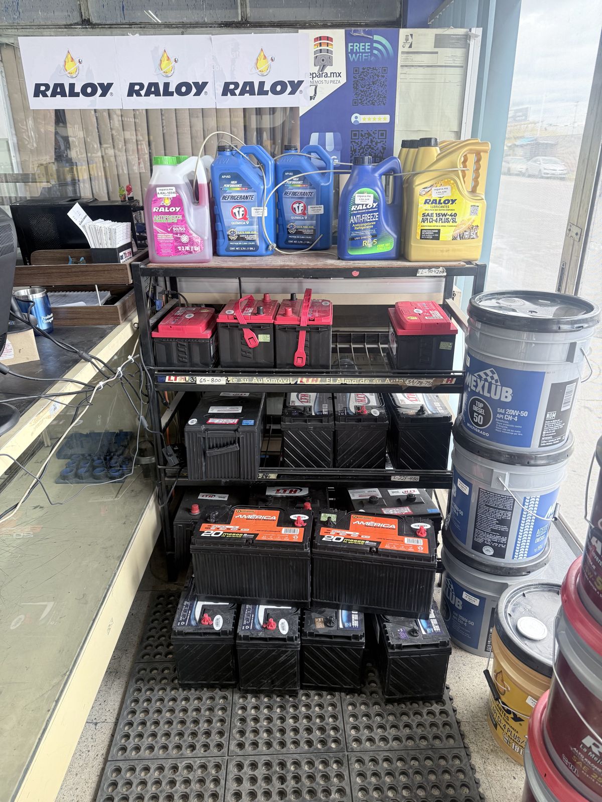 Exhibidor con aceites Raloy, cubetas Mexlub y baterías
